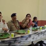 तिरला के संदीपनी विद्यालय में विद्यार्थियों के साथ भोजन